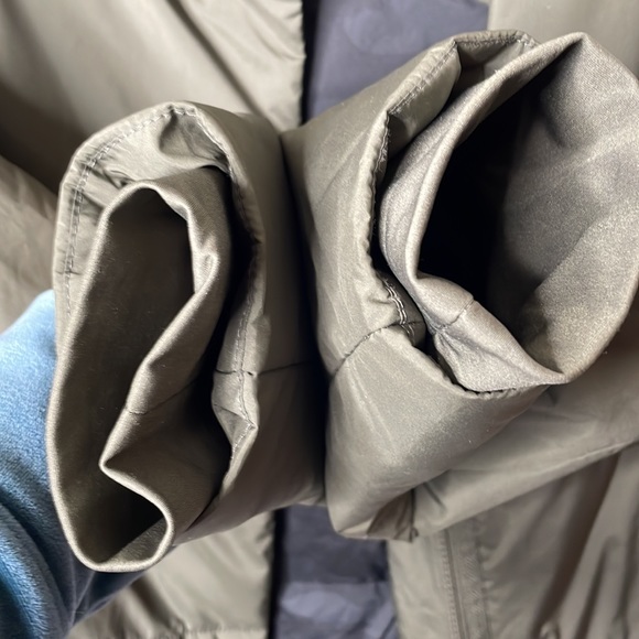 Vuori lightweight primaloft jacket. - Picture 12 of 13